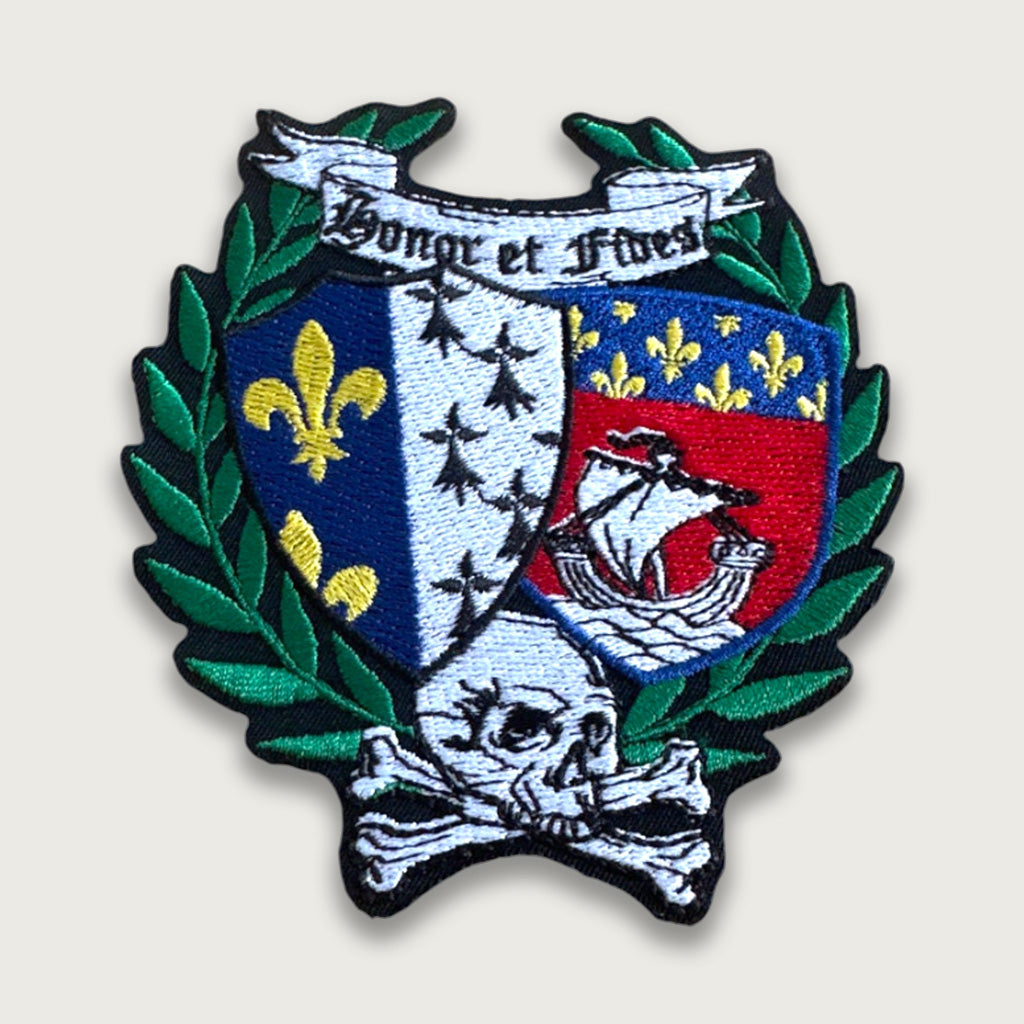 Custom embroidered heraldic patch – Skull and crossbones design with laurel wreath, fleur-de-lis, and ship crest, featuring “Honneur et Fidès” banner